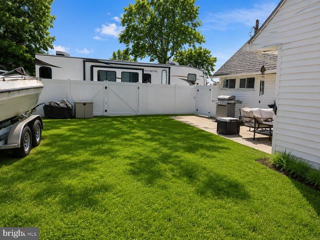 43 NORTHPARK DR, Levittown, PA 19054