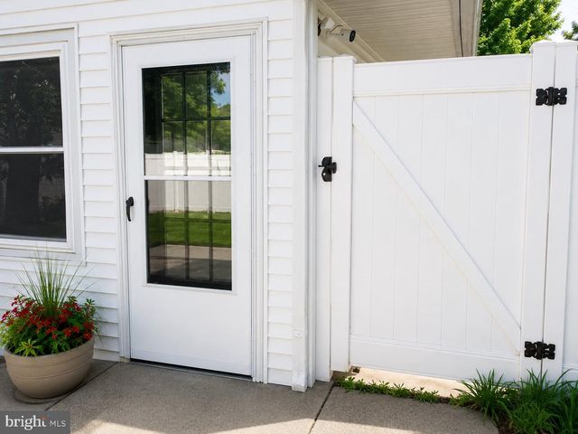 43 NORTHPARK DR, Levittown, PA 19054