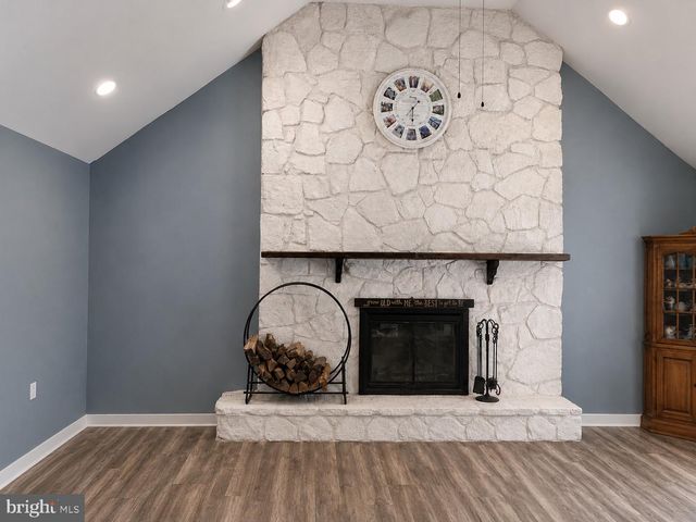 43 NORTHPARK DR, Levittown, PA 19054