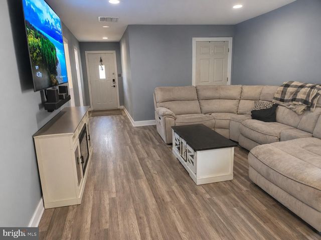 43 NORTHPARK DR, Levittown, PA 19054