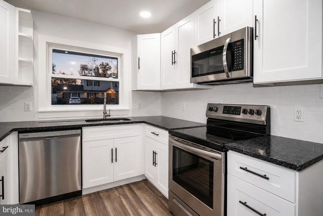 43 NORTHPARK DR, Levittown, PA 19054