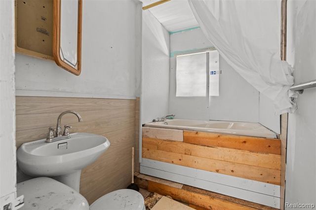 7700 Beachway Drive, Monroe, MI 48161