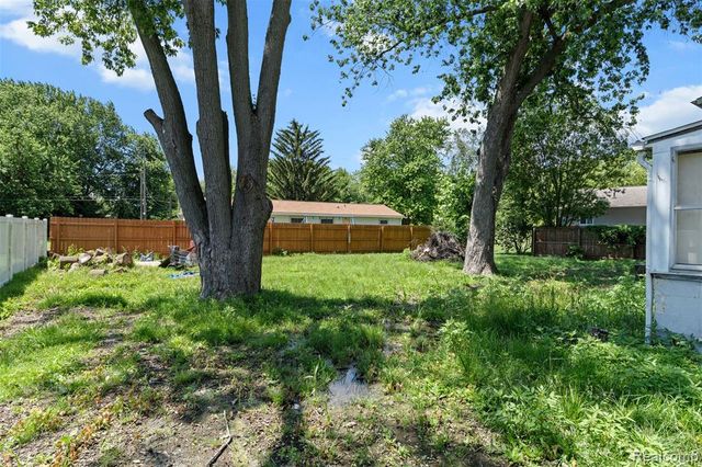 7700 Beachway Drive, Monroe, MI 48161