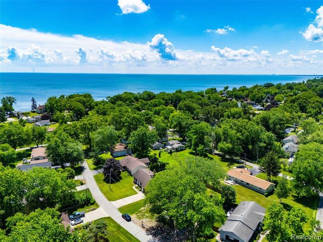 7700 Beachway Drive, Monroe, MI 48161