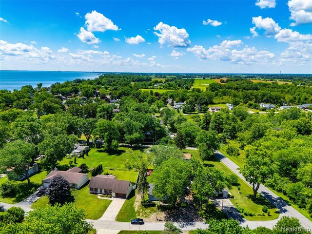 7700 Beachway Drive, Monroe, MI 48161