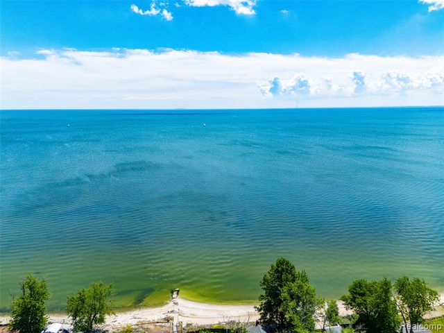 7700 Beachway Drive, Monroe, MI 48161