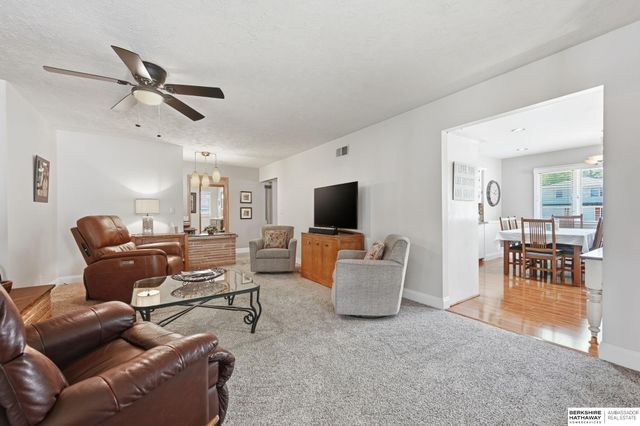 947 S Washington Street, Papillion, NE 68046
