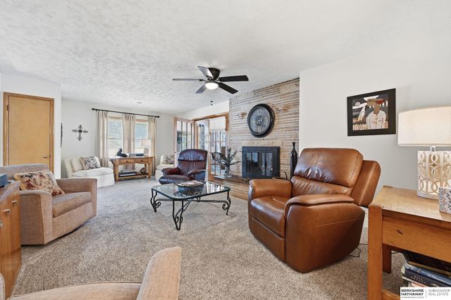 947 S Washington Street, Papillion, NE 68046