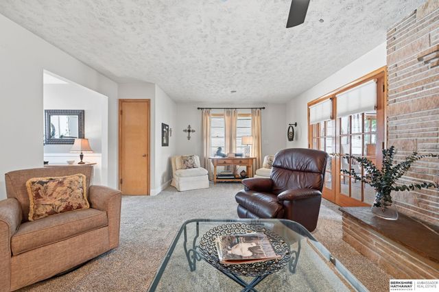 947 S Washington Street, Papillion, NE 68046