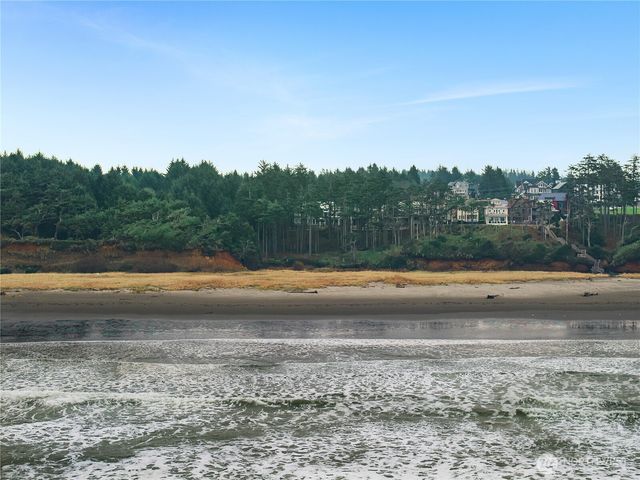21 N Glen Lane, Pacific Beach, WA 98571