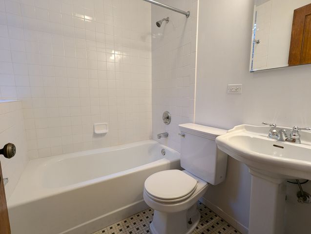 864 W Newport Avenue 2, Chicago, IL 60657