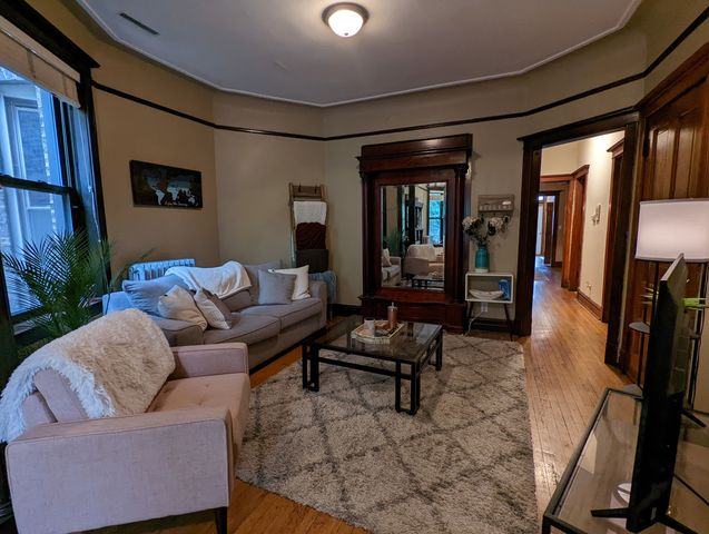 864 W Newport Avenue 2, Chicago, IL 60657