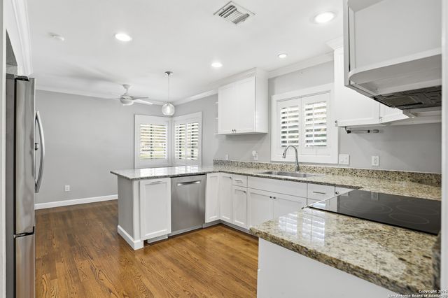 214 Robinhood Pl., San Antonio, TX 78209