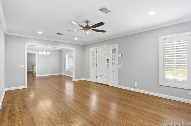 214 Robinhood Pl., San Antonio, TX 78209