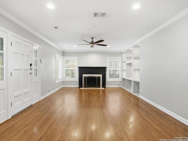 214 Robinhood Pl., San Antonio, TX 78209