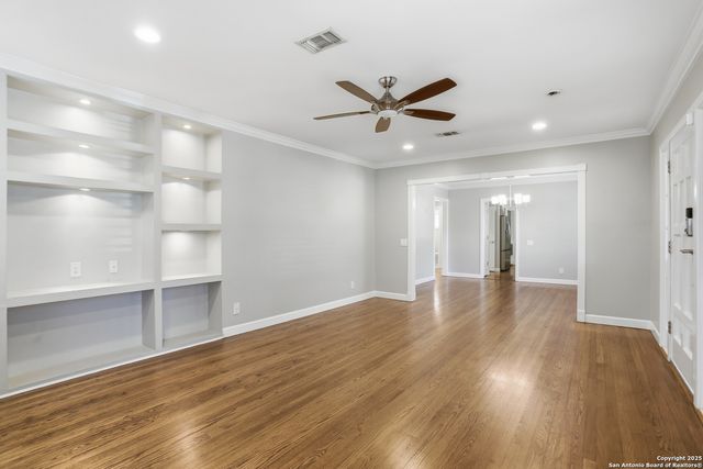 214 Robinhood Pl., San Antonio, TX 78209