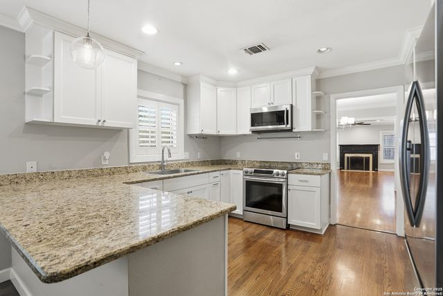 214 Robinhood Pl., San Antonio, TX 78209