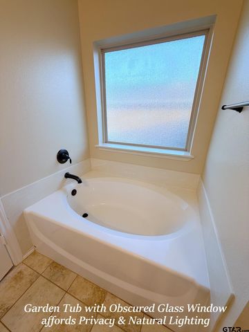 1118 E Park Dr., Lindale, TX 75771