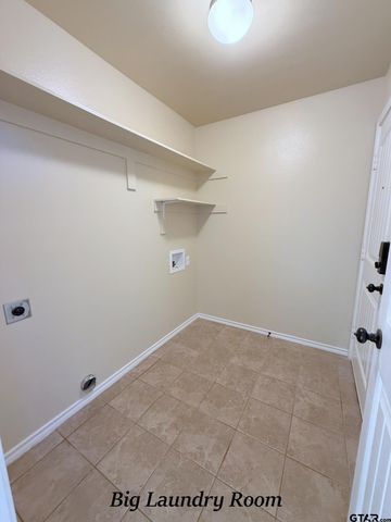 1118 E Park Dr., Lindale, TX 75771