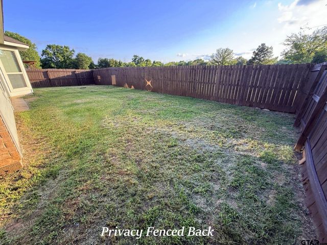 1118 E Park Dr., Lindale, TX 75771