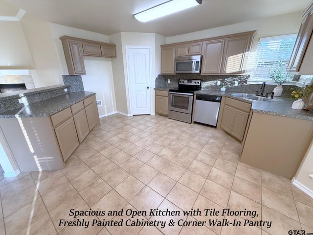 1118 E Park Dr., Lindale, TX 75771