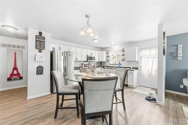 1468 Surrey Lane, St Peters, MO 63304