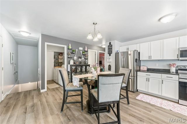 1468 Surrey Lane, St Peters, MO 63304