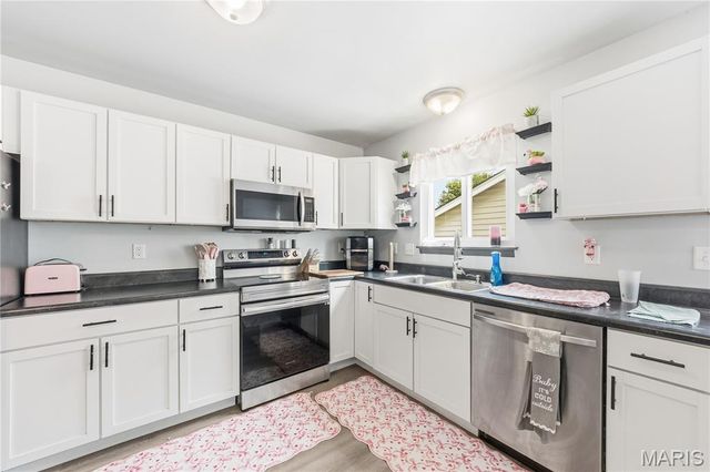 1468 Surrey Lane, St Peters, MO 63304