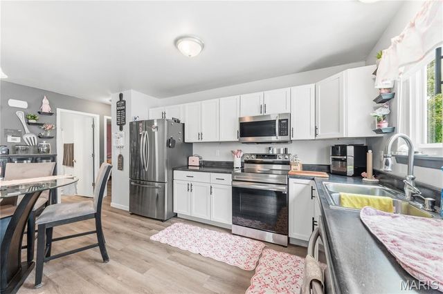 1468 Surrey Lane, St Peters, MO 63304