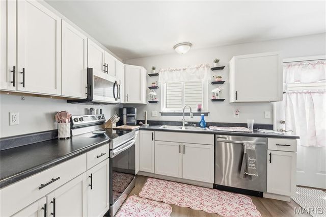 1468 Surrey Lane, St Peters, MO 63304
