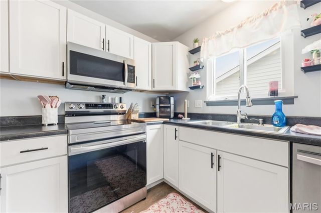 1468 Surrey Lane, St Peters, MO 63304