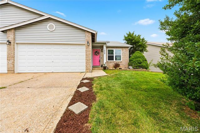 1468 Surrey Lane, St Peters, MO 63304