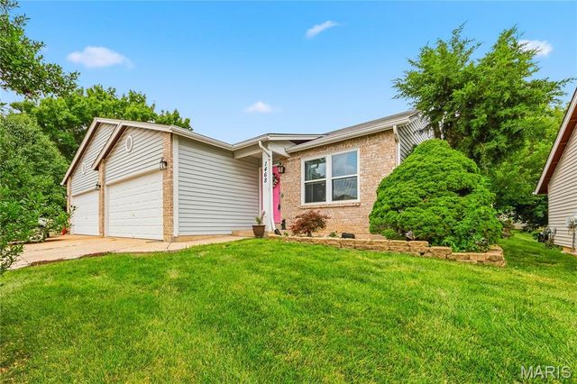 1468 Surrey Lane, St Peters, MO 63304