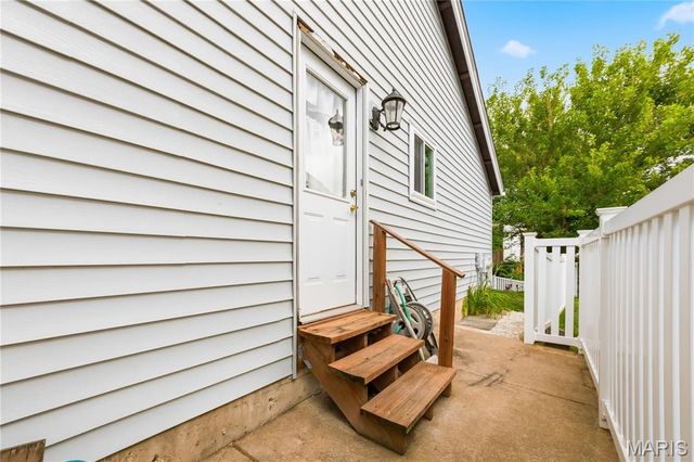 1468 Surrey Lane, St Peters, MO 63304