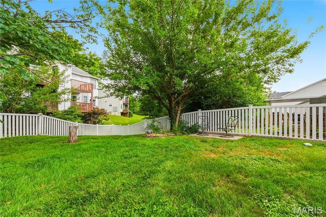 1468 Surrey Lane, St Peters, MO 63304