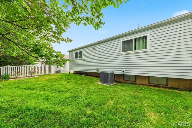 1468 Surrey Lane, St Peters, MO 63304