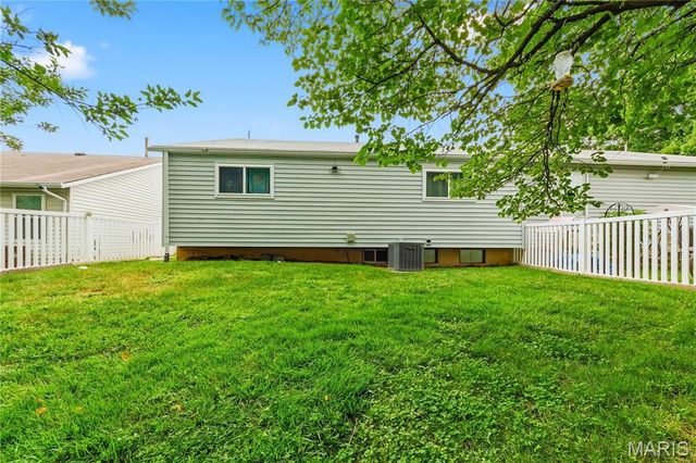 1468 Surrey Lane, St Peters, MO 63304