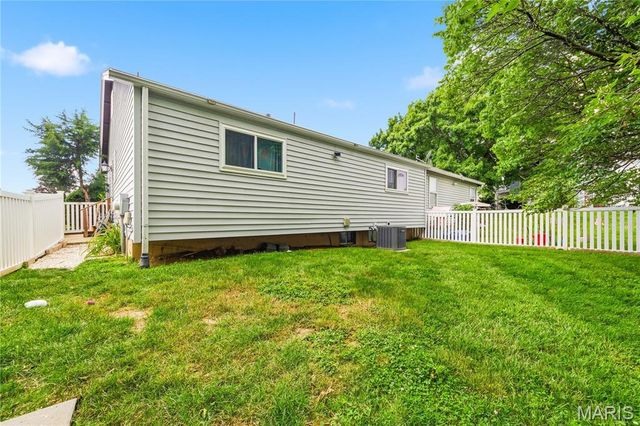 1468 Surrey Lane, St Peters, MO 63304