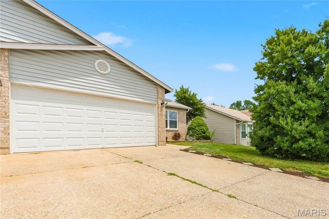 1468 Surrey Lane, St Peters, MO 63304