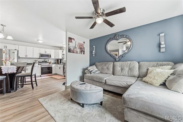 1468 Surrey Lane, St Peters, MO 63304