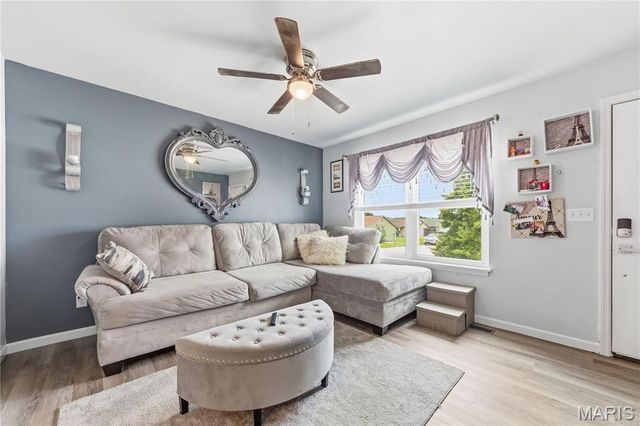 1468 Surrey Lane, St Peters, MO 63304