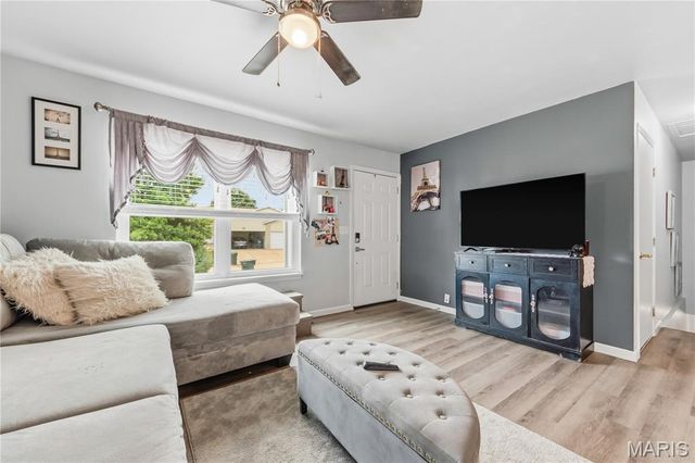 1468 Surrey Lane, St Peters, MO 63304