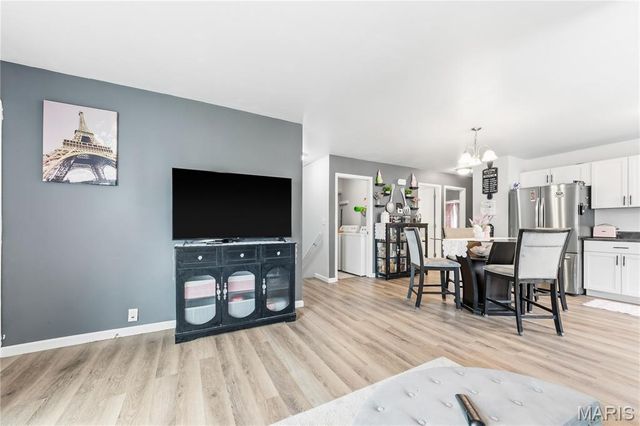 1468 Surrey Lane, St Peters, MO 63304