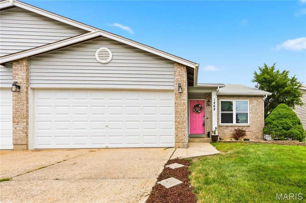 1468 Surrey Lane, St Peters, MO 63304