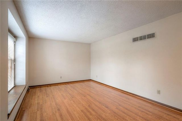 1202 W Elm Street, Greenwood, MO 64034