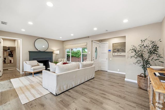 5517 Helen Way, Sacramento, CA 95822
