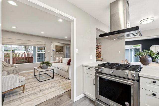 5517 Helen Way, Sacramento, CA 95822