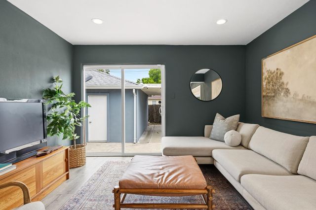5517 Helen Way, Sacramento, CA 95822