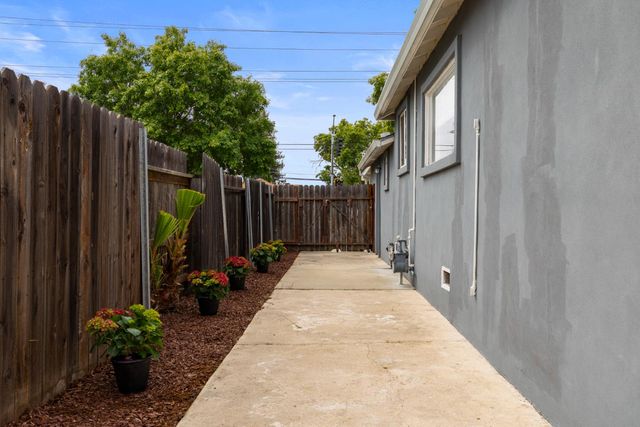 5517 Helen Way, Sacramento, CA 95822