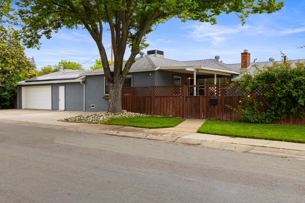 5517 Helen Way, Sacramento, CA 95822